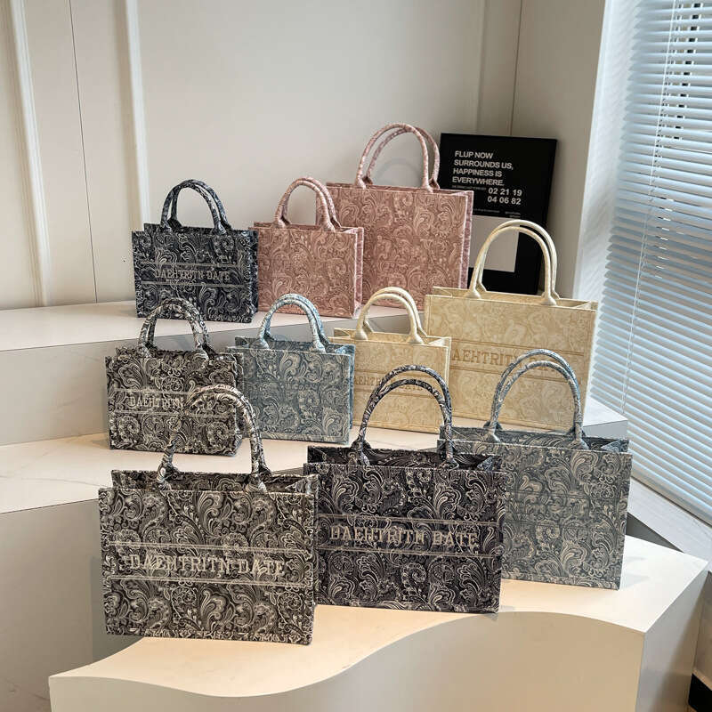 Small niche design, large capacity handbag, crossbody tote, women's bag, 2024 new style, stylish handbag