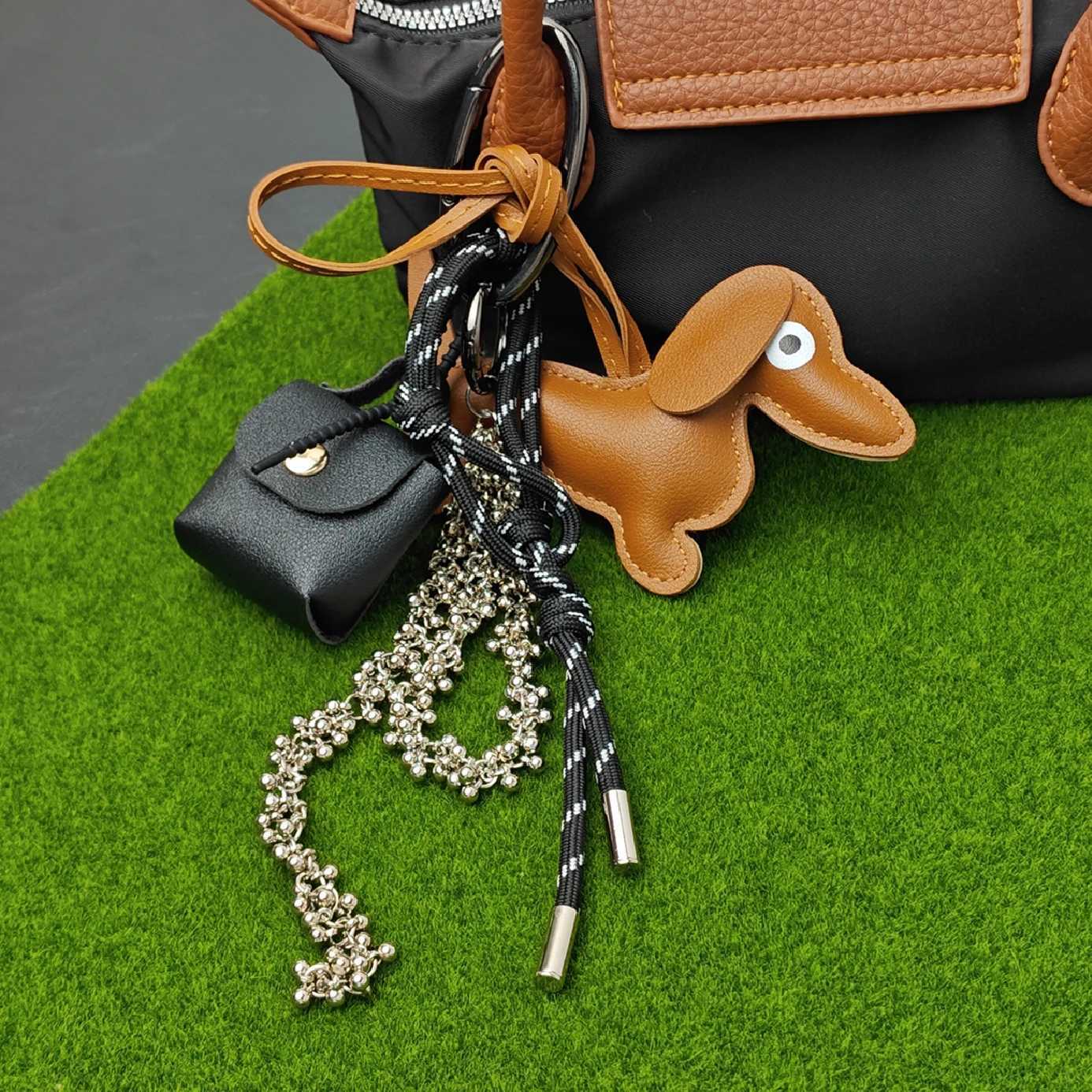 24 New ly Cplied Bag Pendants Sausage Dog Cute Fiable Key Pendant Premium Ins Style Accessories Y250208
