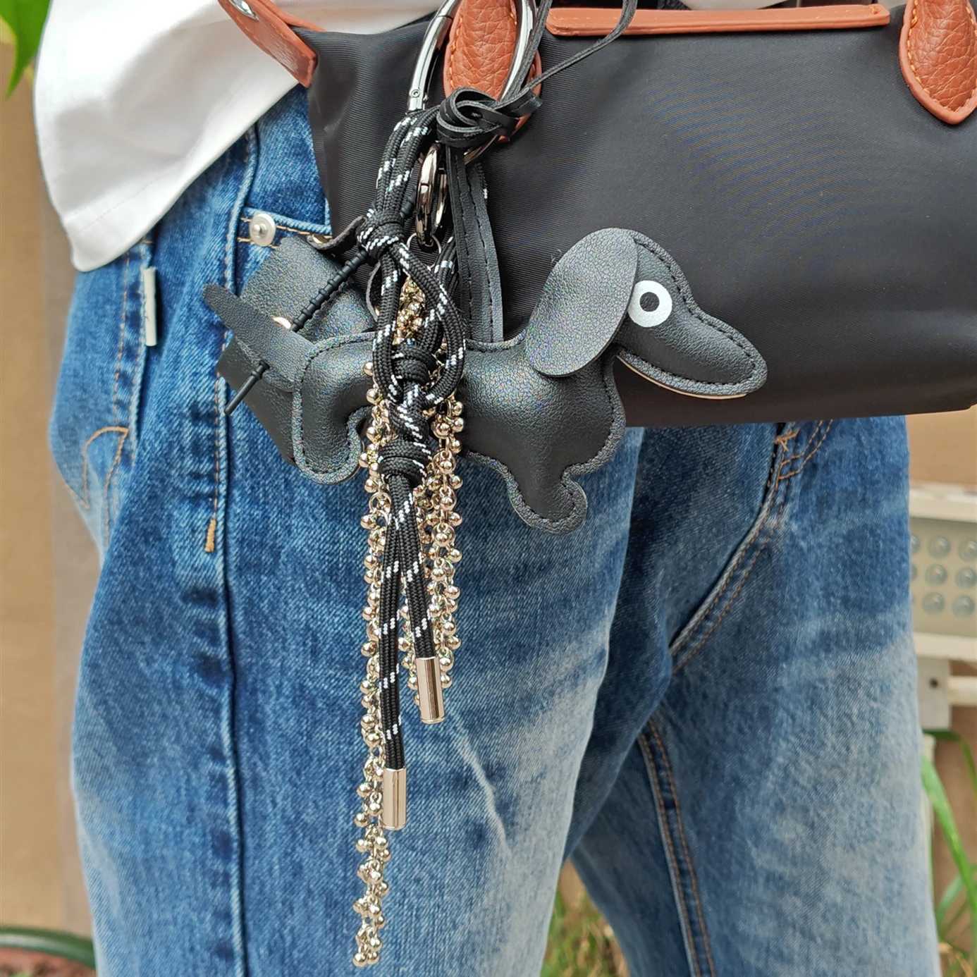 24 New ly Cplied Bag Pendants Sausage Dog Cute Fiable Key Pendant Premium Ins Style Accessories Y250208