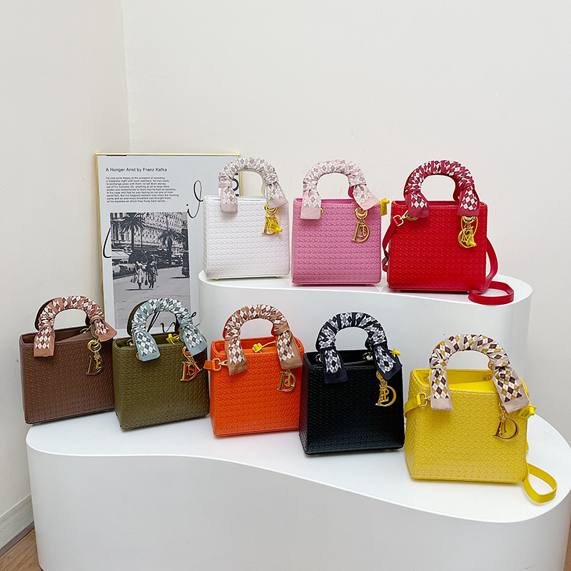 Free Shipping Designer Shoulder Bags 2025 Spring New Fashionable Knitting Crossbody Artwork Bag For Woman New Free Delivery Designer Bag