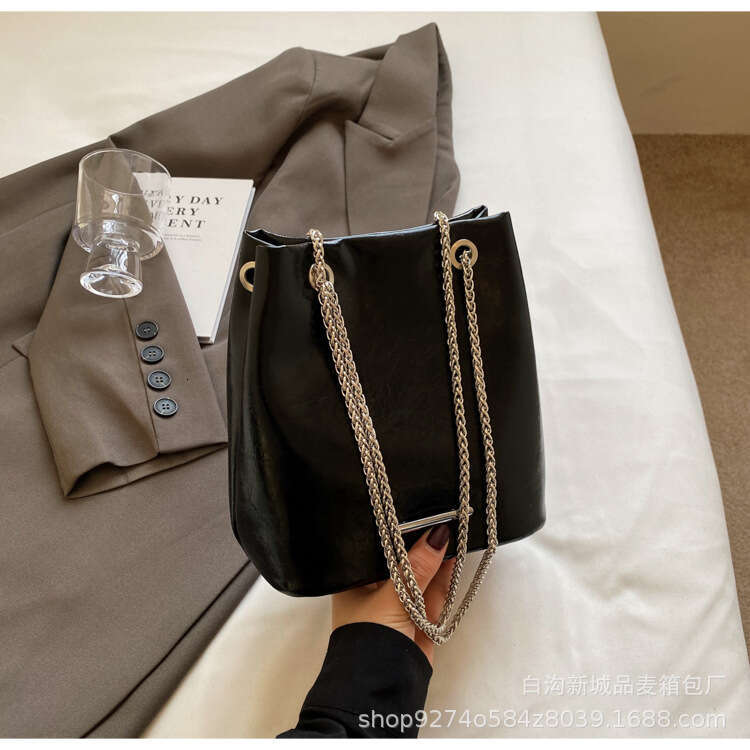 Large capacity armpit bag for women new fashion chain solid color shoulder bag soft leather versatile tote bag