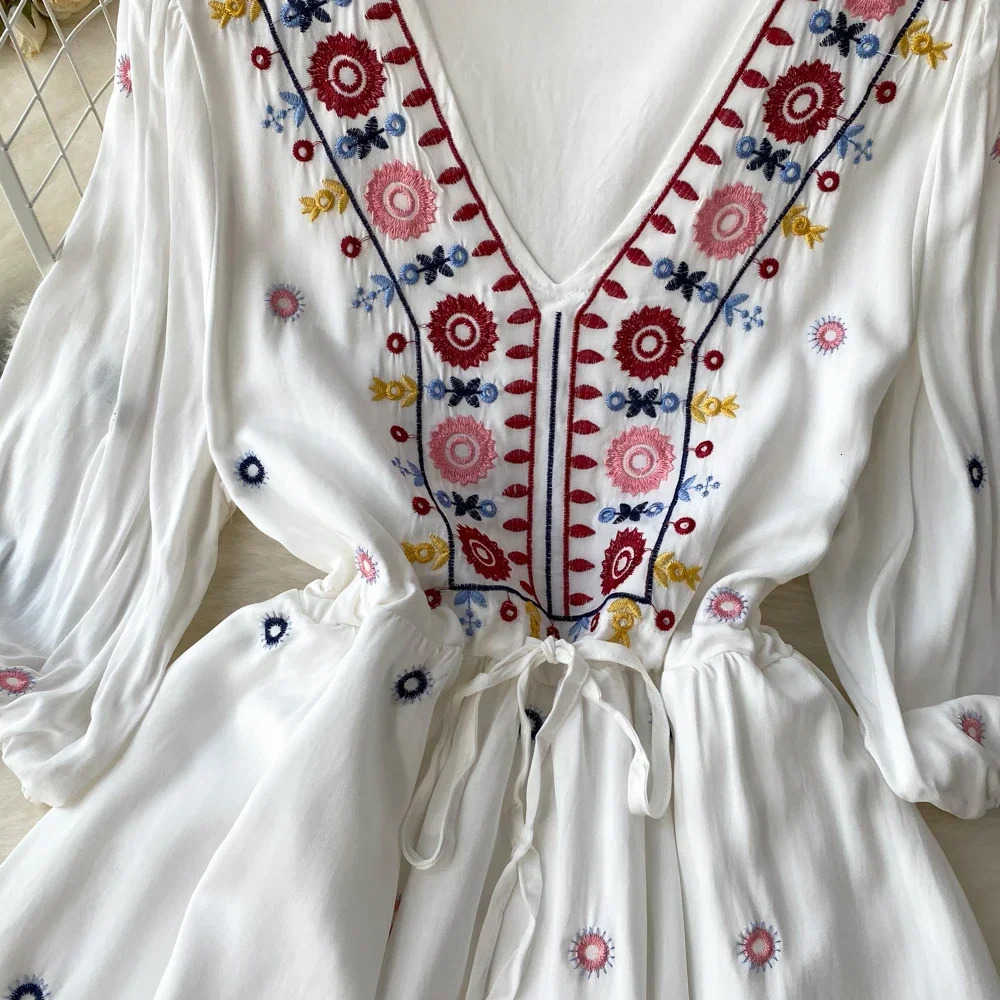 Bohemian Dress for Women Embroidery Floral V-neck Elastic Waist Dresses with Belt Lace-up Holiday Beach Vestidos Folds Dropship 250122