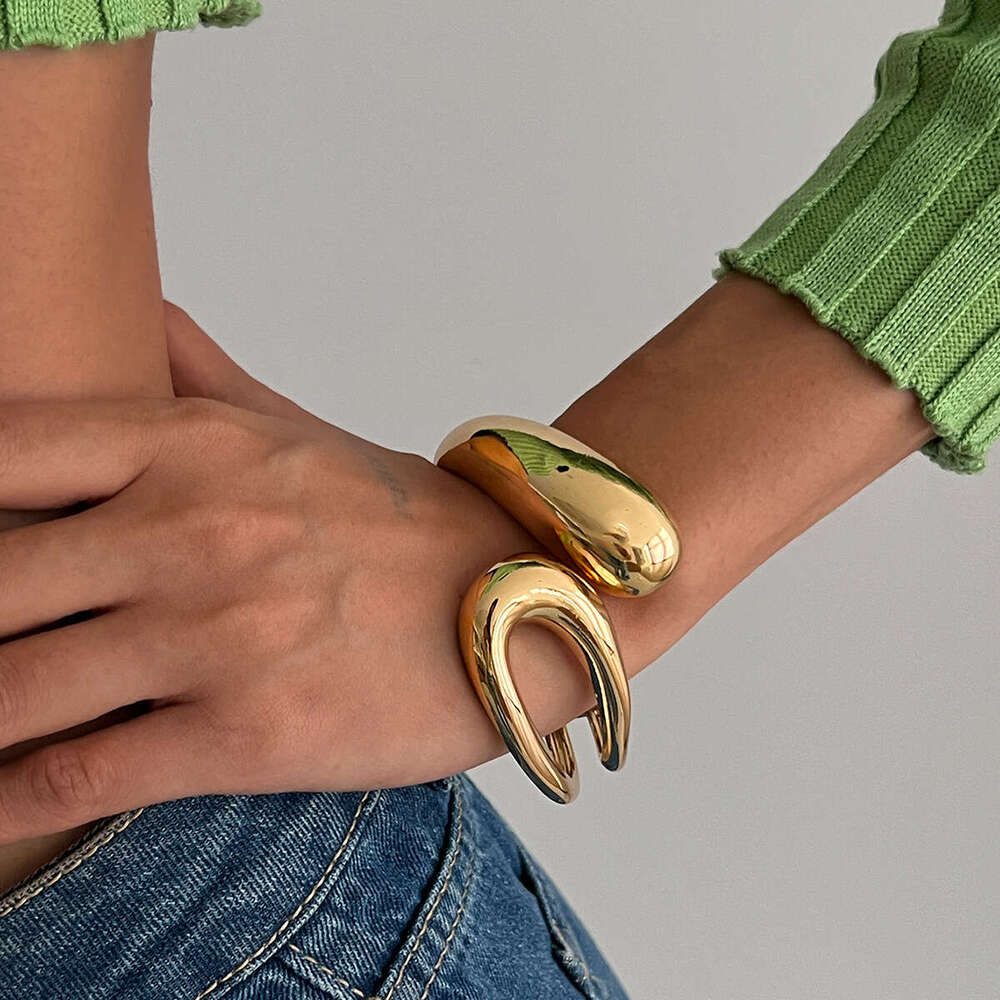 Personalized high-end smooth simple jewelry bracelet, fashionable and trendy irregular alloy bracelet