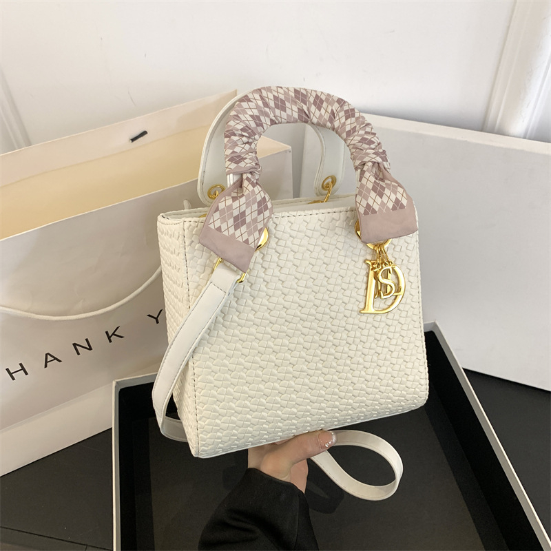 Free Shipping Designer Shoulder Bags 2025 Spring New Fashionable Knitting Crossbody Artwork Bag For Woman New Free Delivery Designer Bag