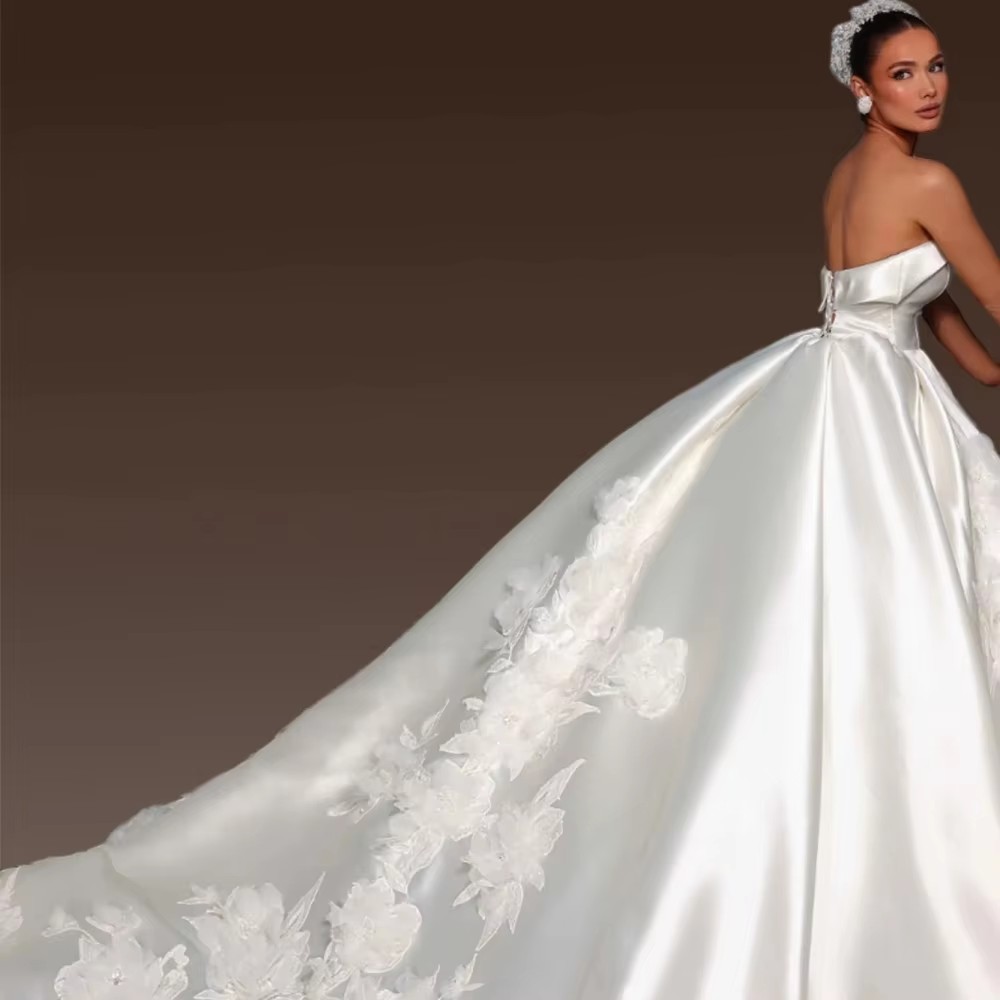 Simple Women Wedding Strapless Sleeveless Backless Bridal Gowns 3D Appliques Sweep Train Dress Custom Made vestidos de novia
