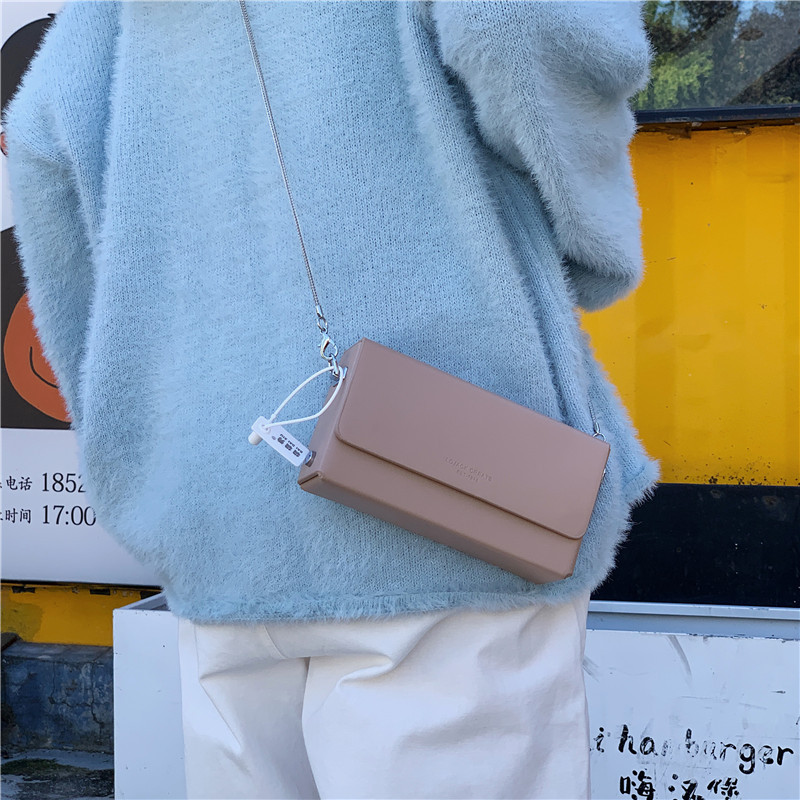 Elegant Box-Shaped Messenger Bag with Adjustable Chain Strap for Daily Use