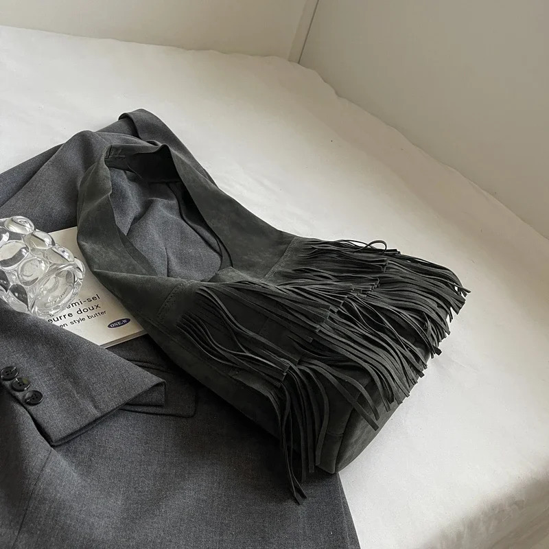 High End Minimalist Tote Bag 2024 Autumnwinter Fashionable Tassel Single Shoulder Womens Bag Large Capacity Frosted Bucket Bag 250208