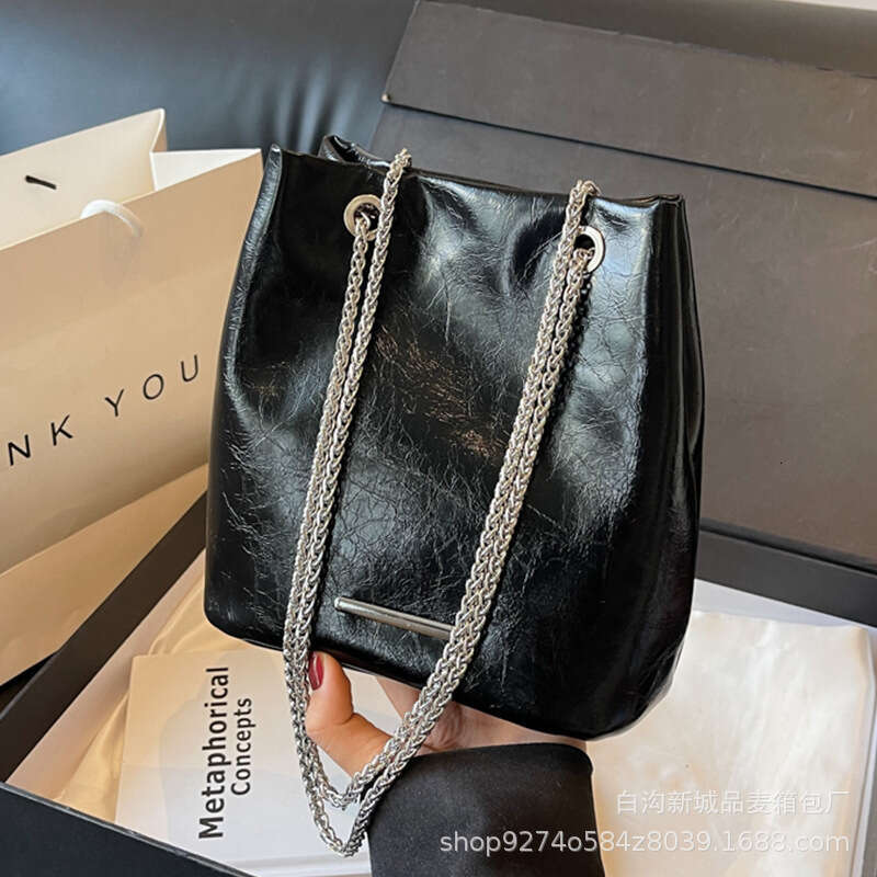 Large capacity armpit bag for women new fashion chain solid color shoulder bag soft leather versatile tote bag