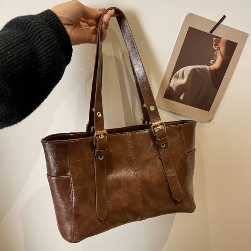 2024 Korean Retro PU Leather Chain Shoulder Bag Fashion Black Large Capacity Tote Female Highquality Handbags 250121