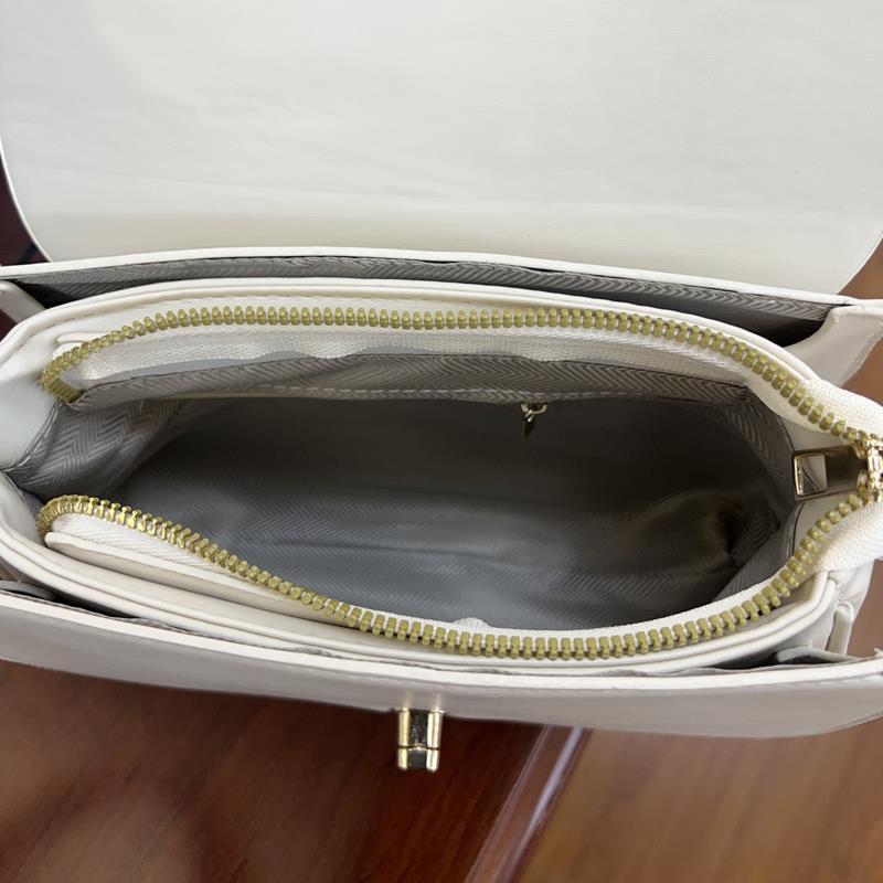 Chic Streetwear Travel Accessory - Multi-Functional Handled Shoulder Bags Made of Durable Leather Blend