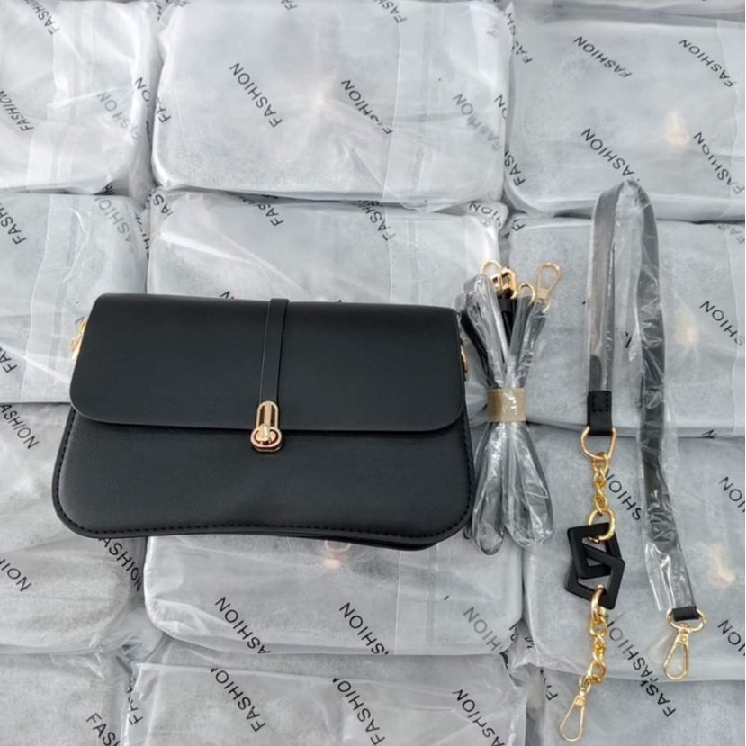 Chic Streetwear Travel Accessory - Multi-Functional Handled Shoulder Bags Made of Durable Leather Blend