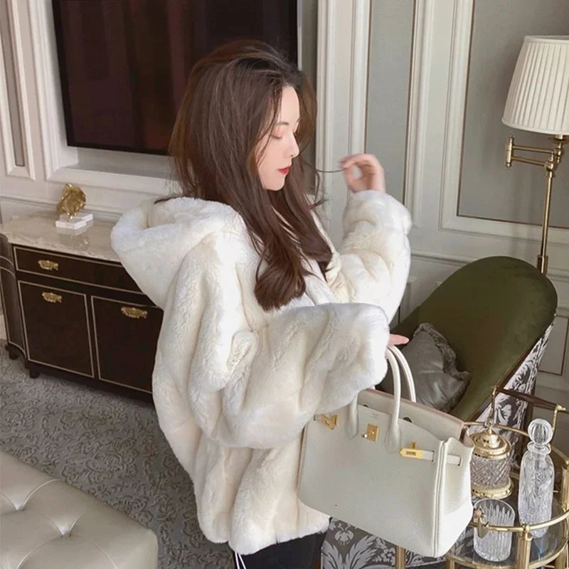 Womens AutumnWinter Style Thickened Warm Lamb Wool Short Jacket Tweed LooseFit Overcoat From China Mainland 250113