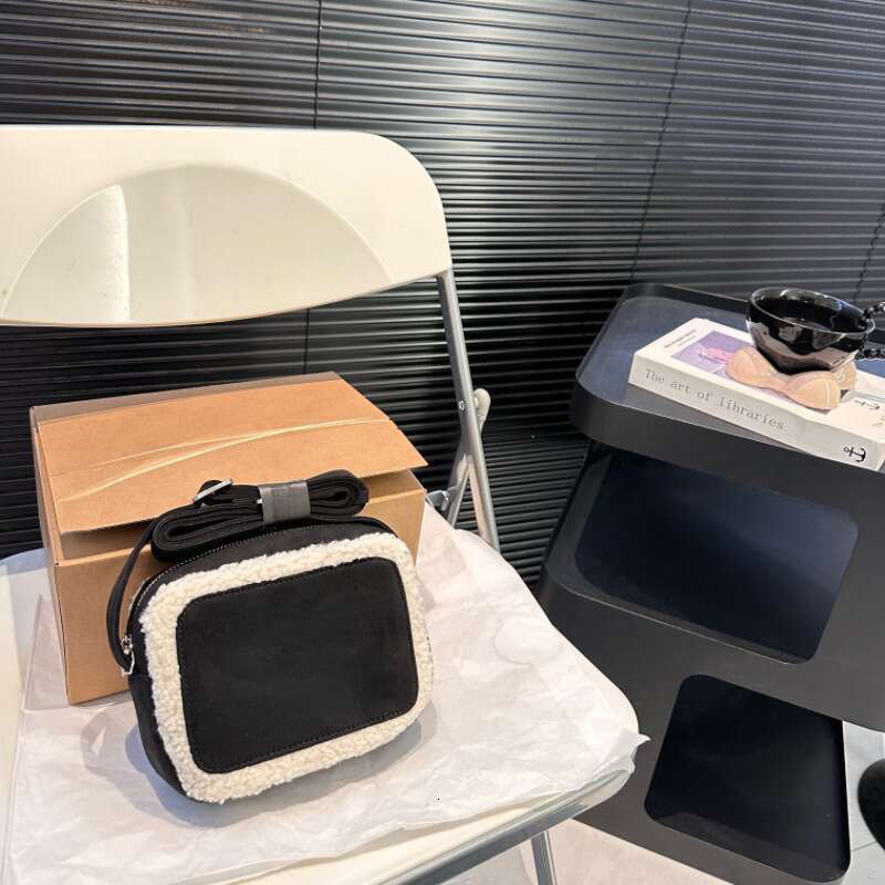 New Lamb Wool Plush Camera Bag, Fashionable And Trendy, Large Standard Single Shoulder Diagonal Cross Casual Commuting Women's Bag