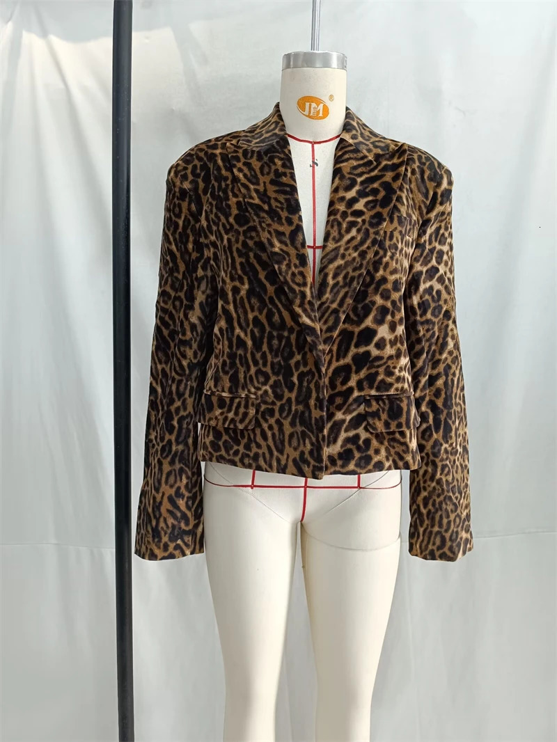 SPECIFICATIONS Autumn/Winter Women Leopard print velvet suit Retro style Loose Crop Blazer Flap Pockets Fashion Outerwear 250207
