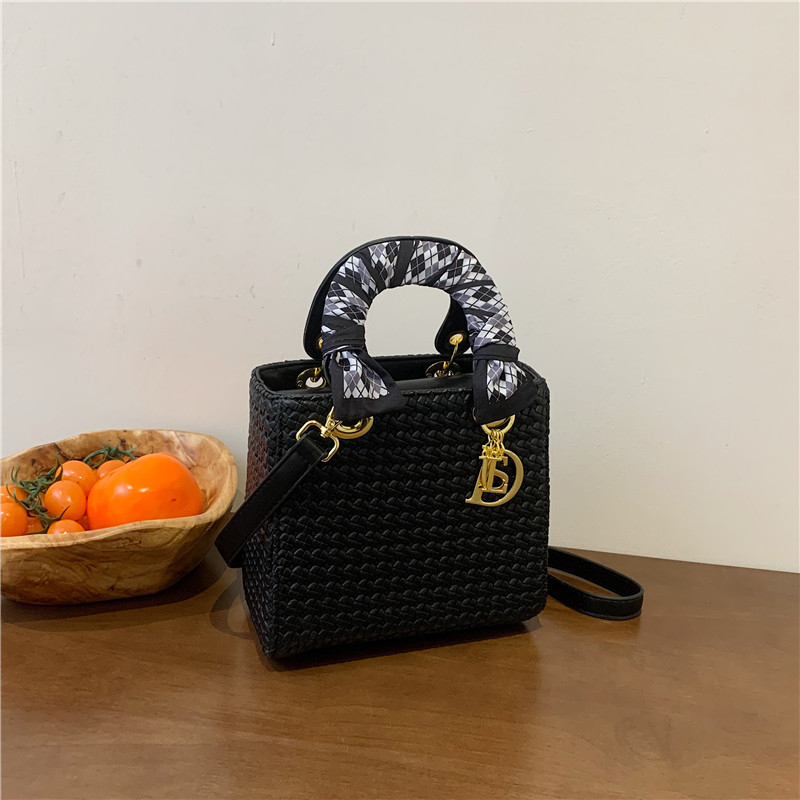 Free Shipping Designer Shoulder Bags 2025 Spring New Fashionable Knitting Crossbody Artwork Bag For Woman New Free Delivery Designer Bag