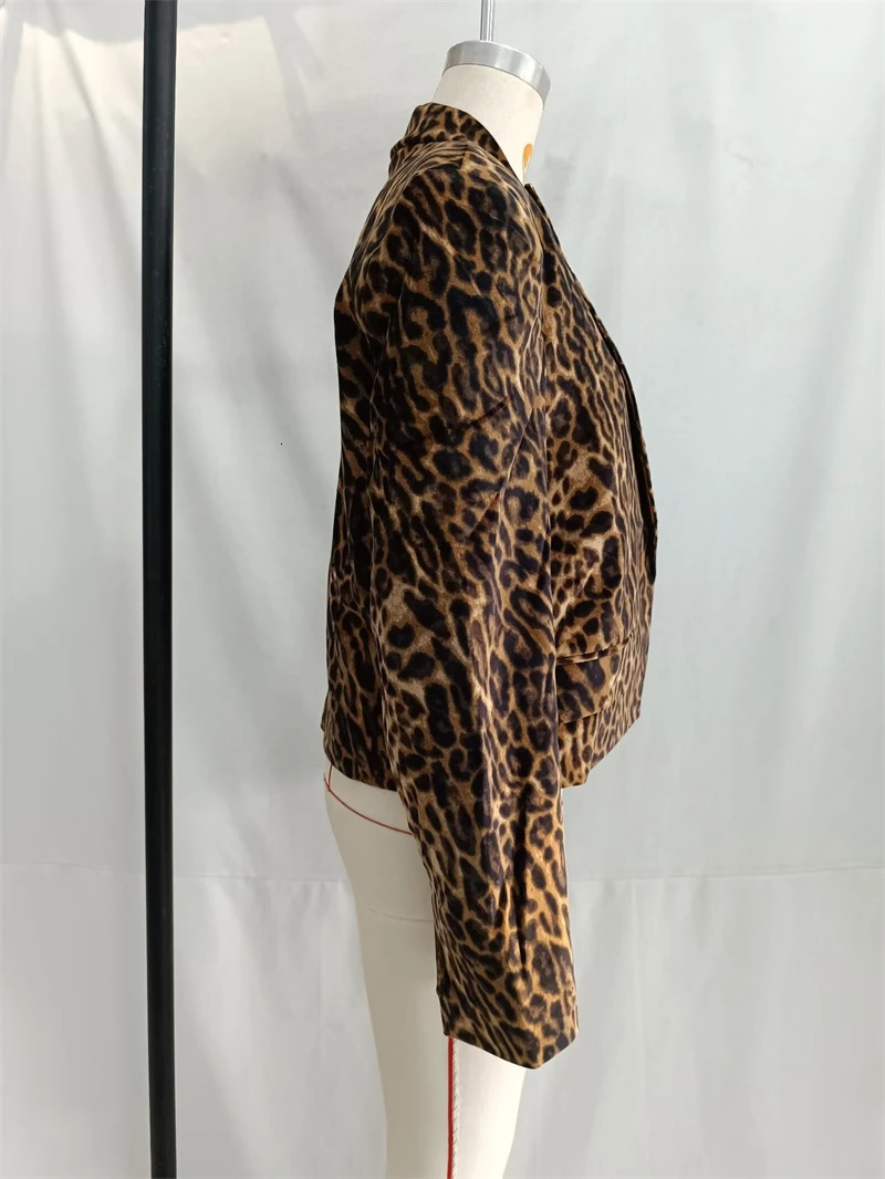 SPECIFICATIONS Autumn/Winter Women Leopard print velvet suit Retro style Loose Crop Blazer Flap Pockets Fashion Outerwear 250207