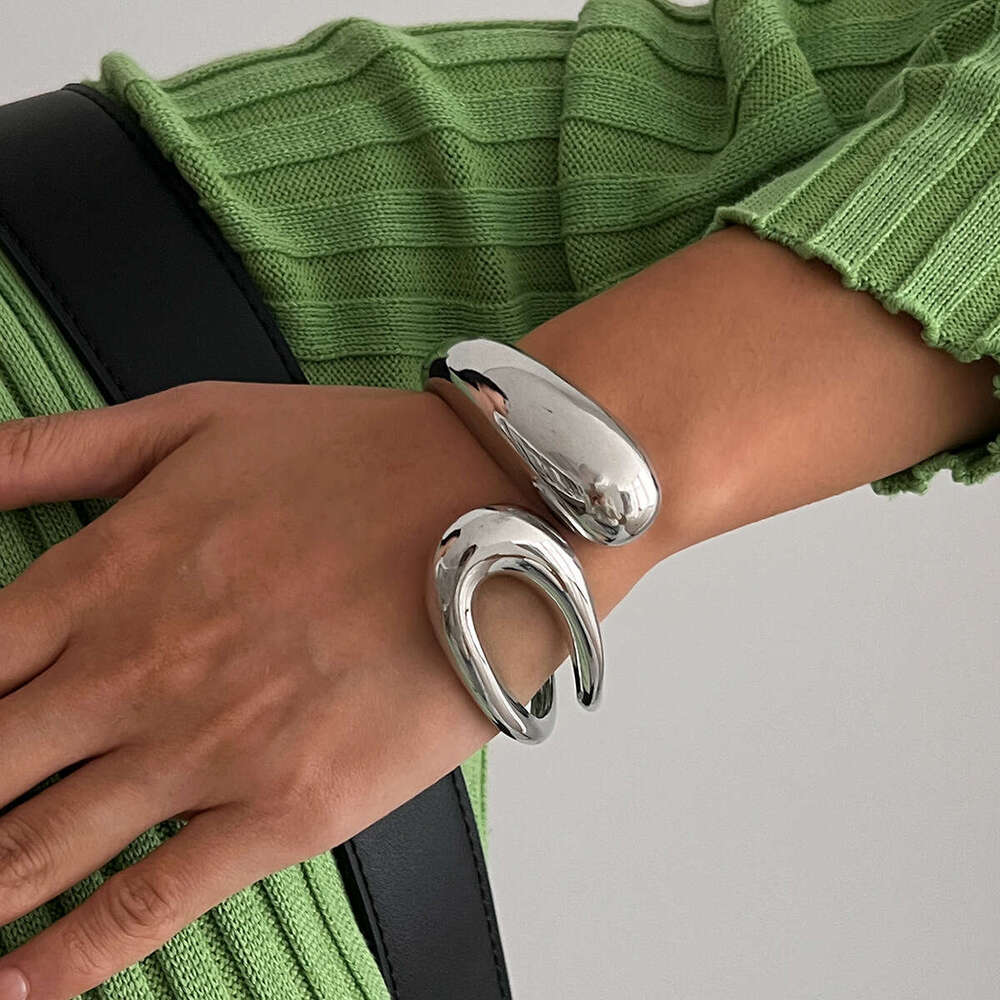 Personalized high-end smooth simple jewelry bracelet, fashionable and trendy irregular alloy bracelet