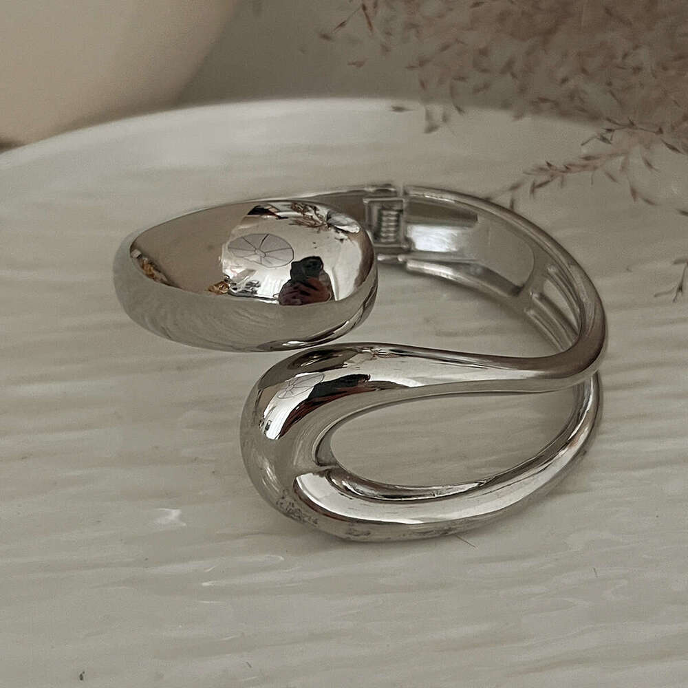 Personalized high-end smooth simple jewelry bracelet, fashionable and trendy irregular alloy bracelet