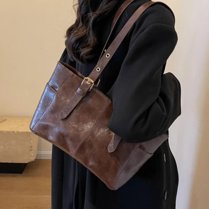 2024 Korean Retro PU Leather Chain Shoulder Bag Fashion Black Large Capacity Tote Female Highquality Handbags 250121
