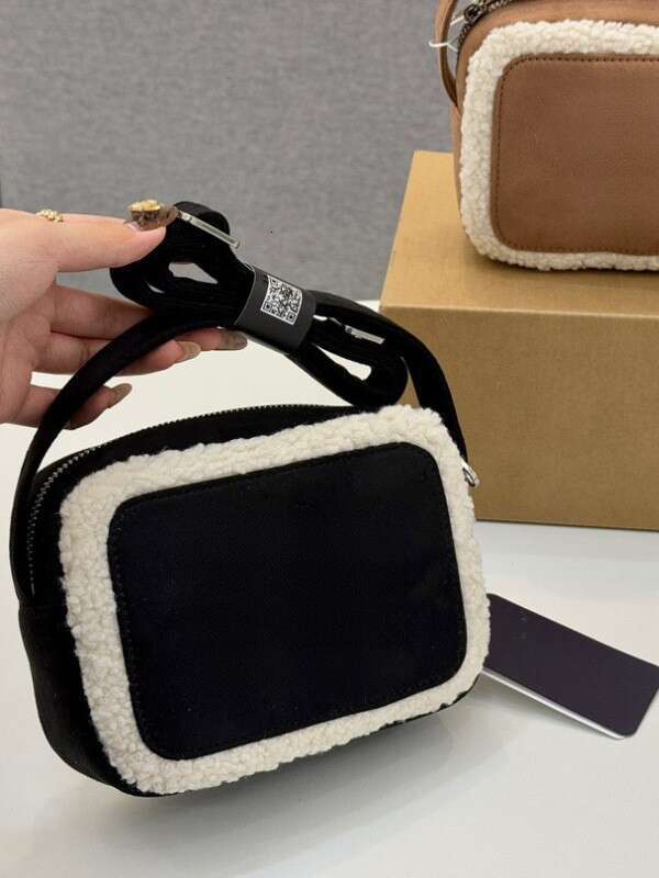 New Lamb Wool Plush Camera Bag, Fashionable And Trendy, Large Standard Single Shoulder Diagonal Cross Casual Commuting Women's Bag