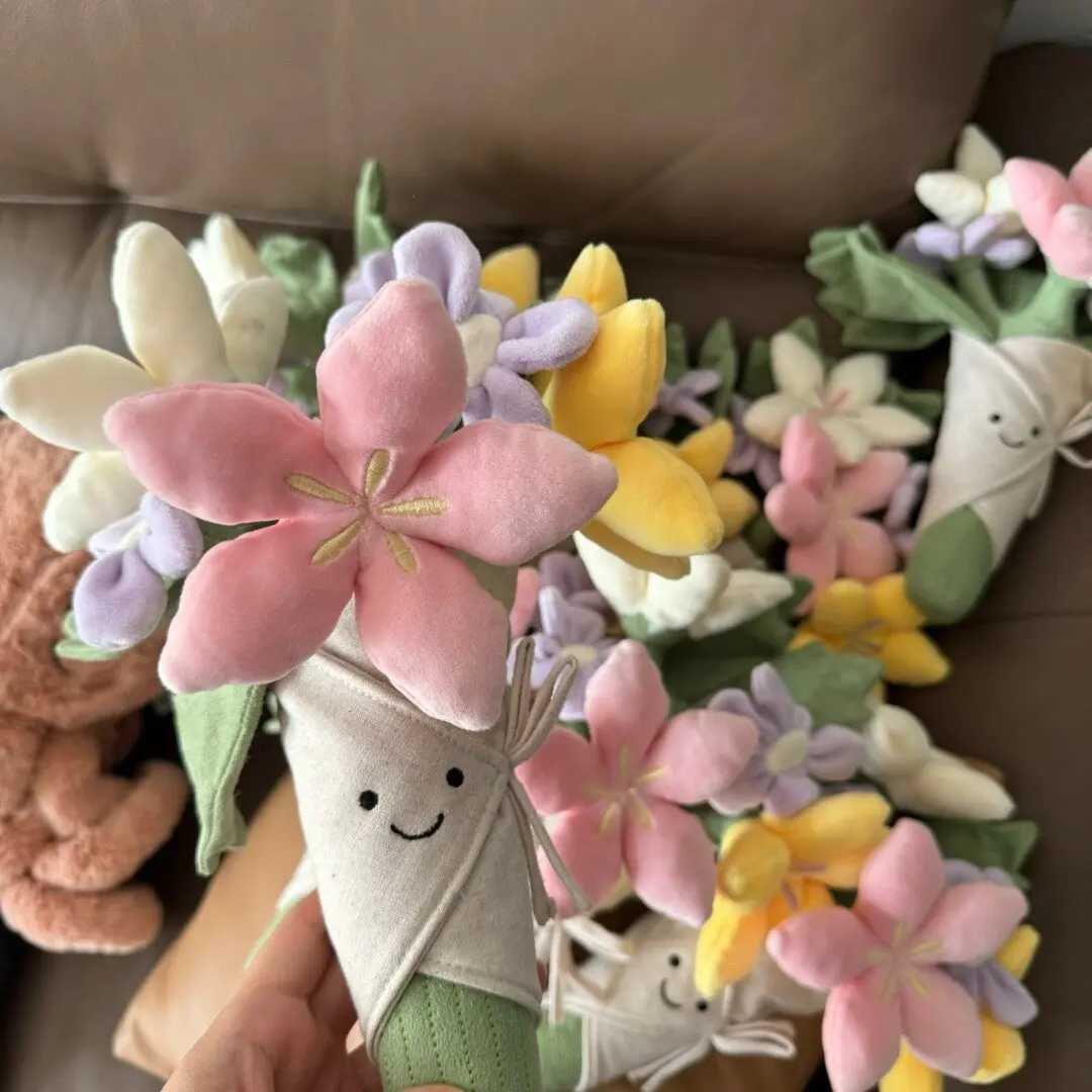 Holding Flowers Plush Toy Eternal Flowers Bouquets Toy Marriage Proposal Props Graduate Ceremy Vntines Day Birthday gift Y250208