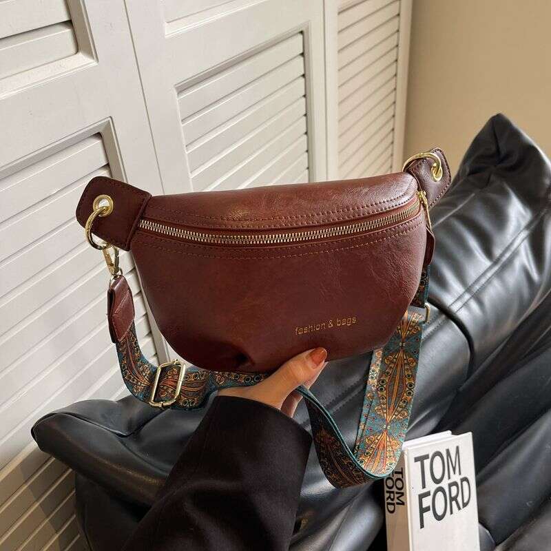 2025S Designer S New Model This Year S Popular Small For Women In Spring Summer New Textured Chest With Wide Shoulder Straps Versatile Commuting Cross