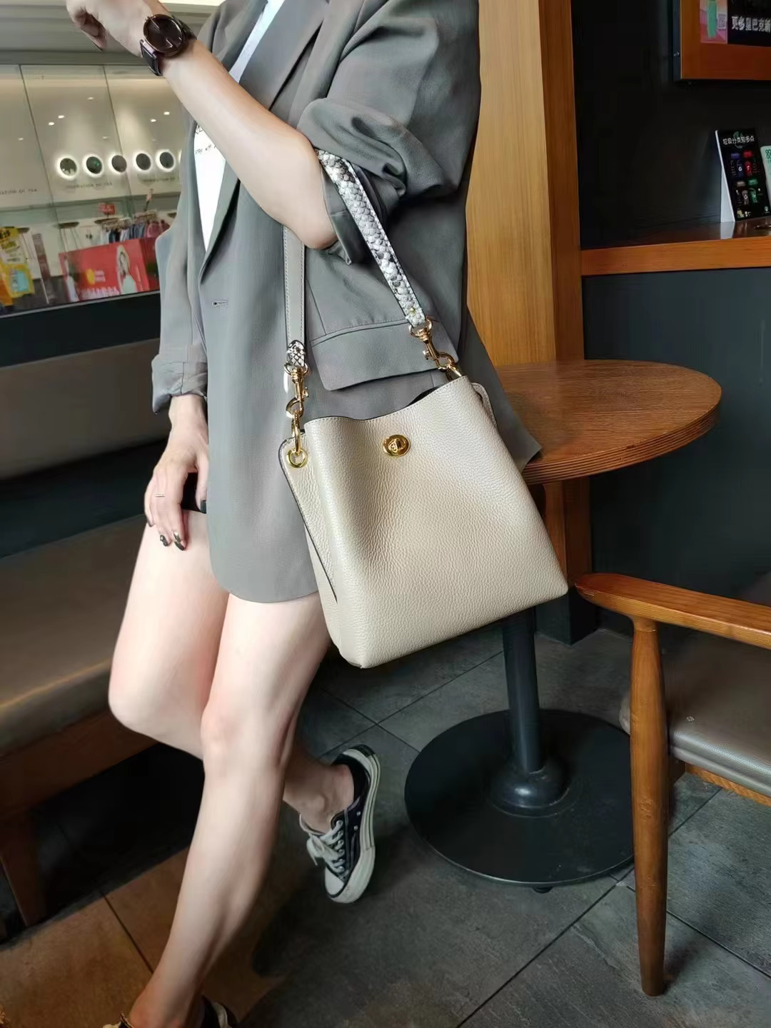 New Genuine Leather Women's Korean Version With Contrasting Lock Buckle Single Shoulder Crossbody Bucket Bag