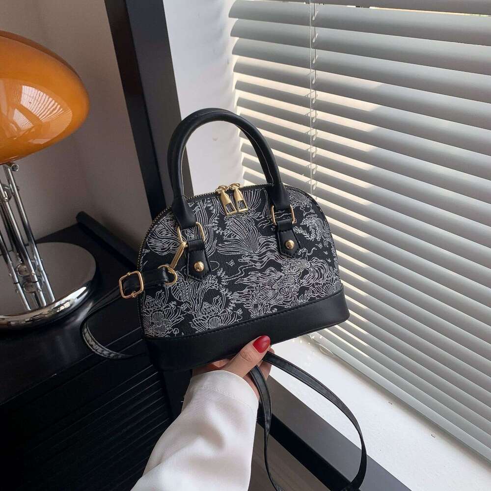 Crossbody casual commuting hand-held shell bag, women's 2025 spring new style, simple and fashionable single shoulder