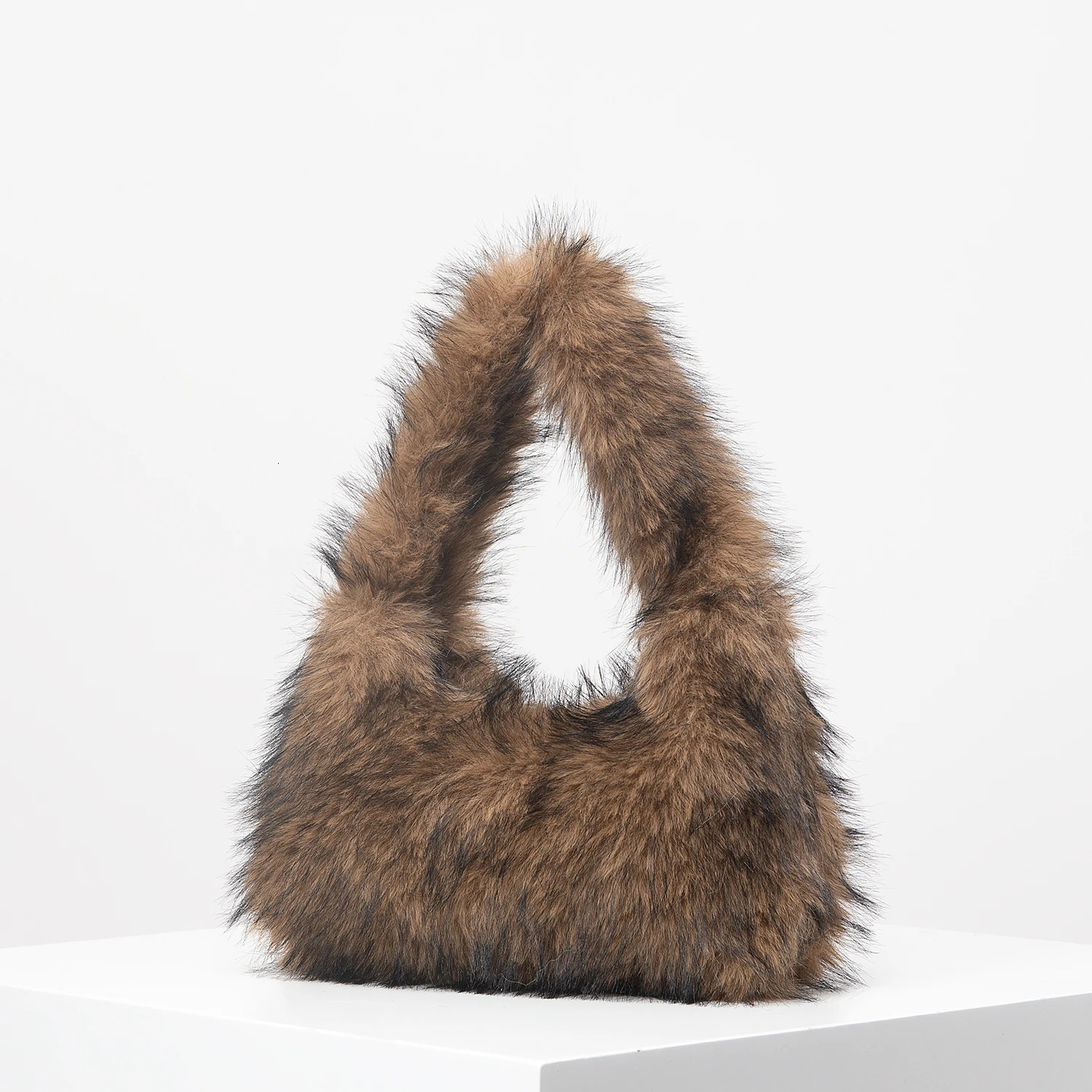 Autumn and Winter Plush Shoulder Handbag Y2K Zipper Crescent Bag Fashionable Armpit Bag Cute Ladies Wallet Random Pattern 250207