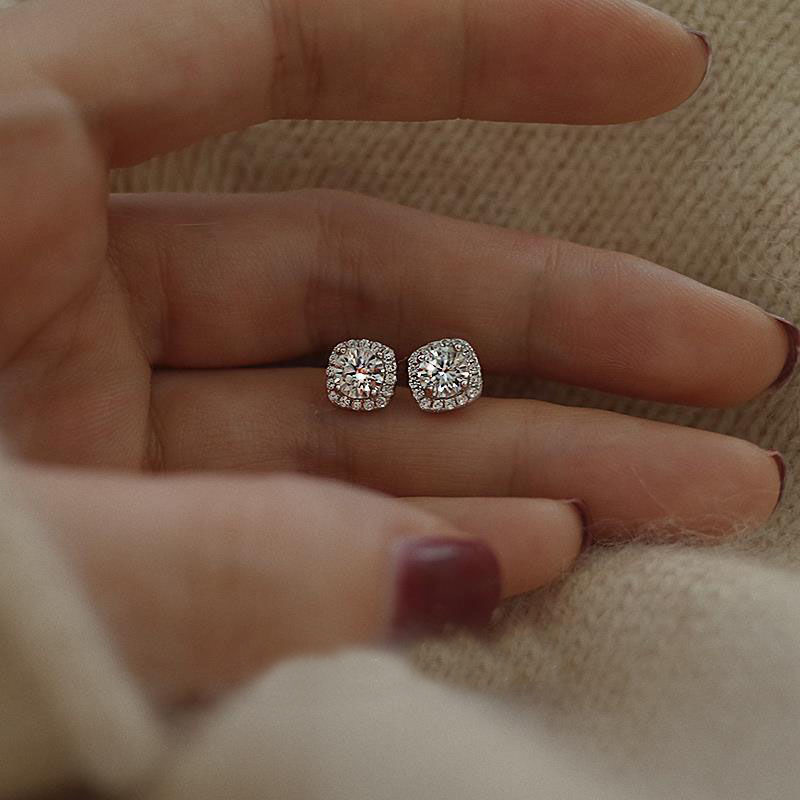 Choucong Brand Stud Earrings Luxury Jewelry 925 Sterling Silver Round Cut Lab Moissanite Diamond Party Eternity Ins Sweet Cute Women Wedding Earring G