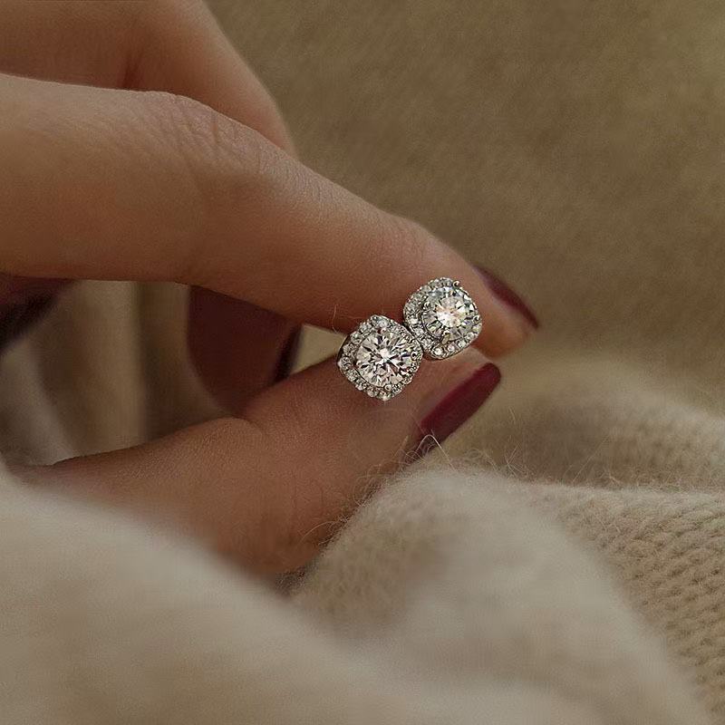 Choucong Brand Stud Earrings Luxury Jewelry 925 Sterling Silver Round Cut Lab Moissanite Diamond Party Eternity Ins Sweet Cute Women Wedding Earring G