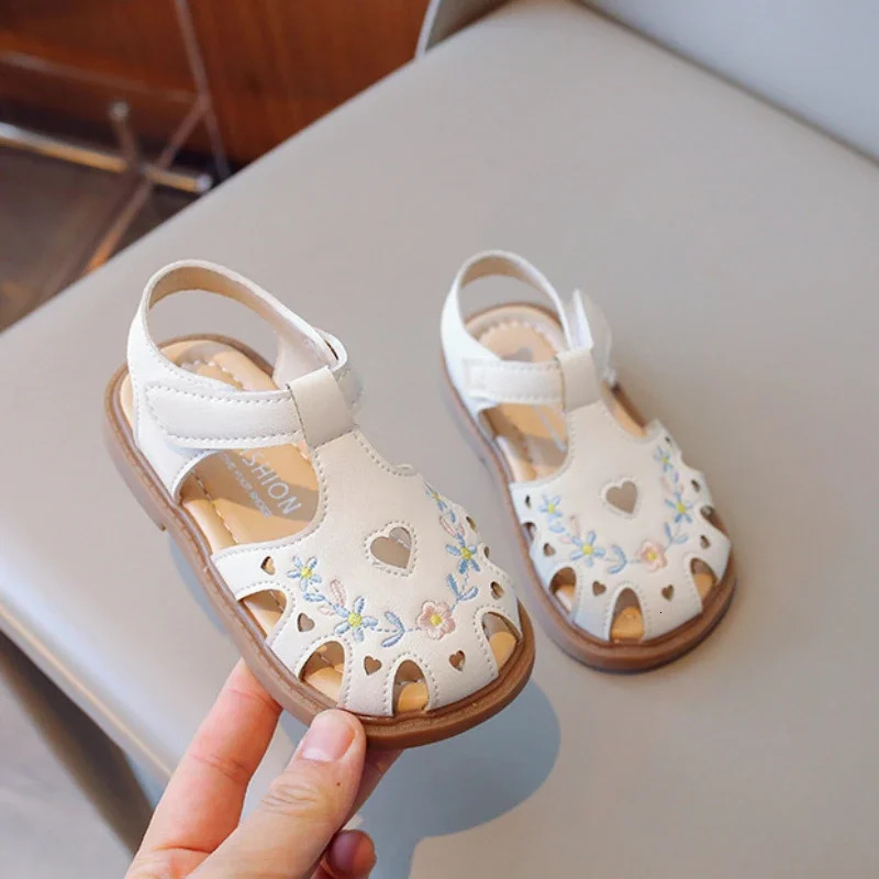 Sweet Little Girl Sandals Summer Kids Princess Embroidery Flower Flat Sandals Fashion Elegant Children Causal Cut-outs Shoes 250210 z2507083L6F