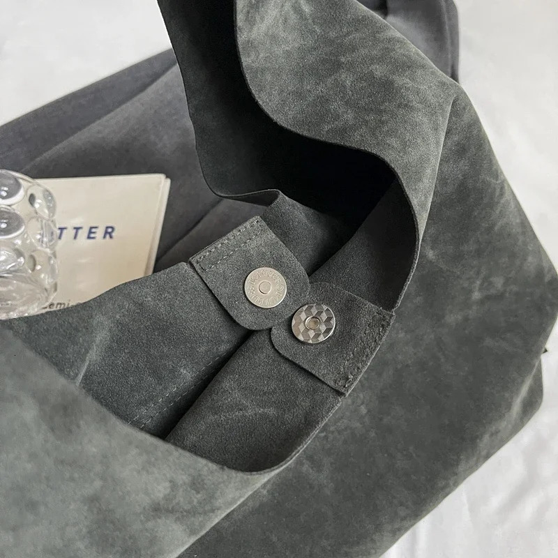 High End Minimalist Tote Bag Autumn/winter Fashionable Tassel Single Shoulder Womens Bag Large Capacity Frosted Bucket Bag 250207