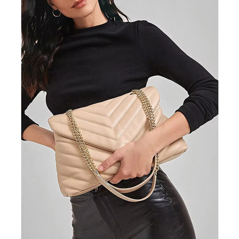 2022 New Casual Crossbody Bags One Shoulder Tote Metal Embroidered Lady's Versatile V Chain Dia Bag