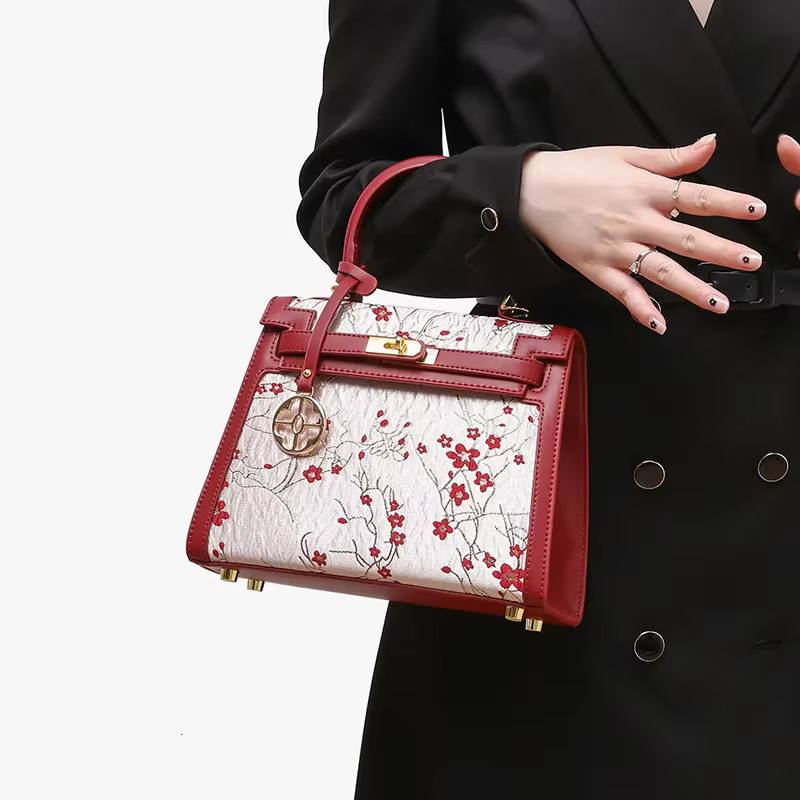 2024 Autumn/Winter New Niche Chinese Style Embroidery Red Bride Wedding Handbag Fashionable Single Shoulder Bag