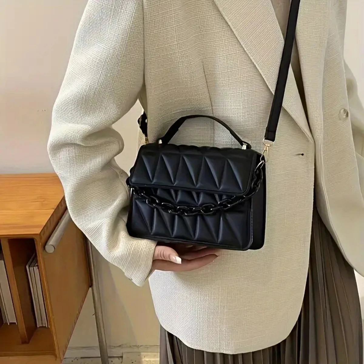 Diamond chain handbag womens fashion retro embossed small square bag womens single shoulder crossbody bag a bag 250207