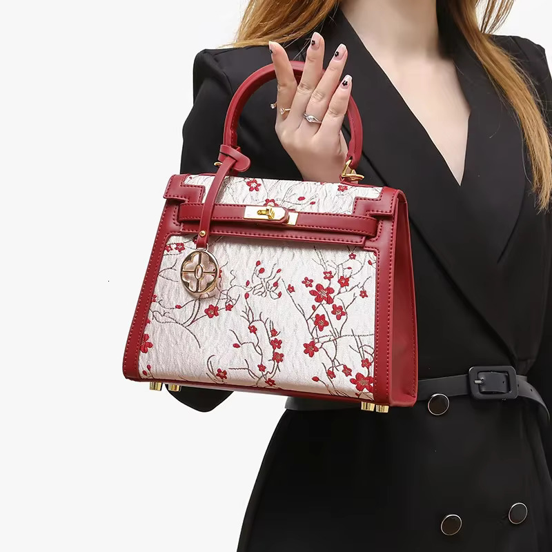 2024 Autumn/Winter New Niche Chinese Style Embroidery Red Bride Wedding Handbag Fashionable Single Shoulder Bag