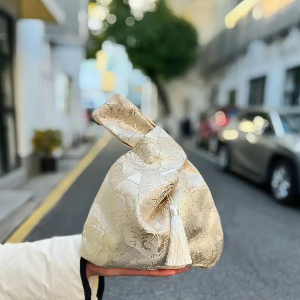 Flower Pendant Lunch Bag Cosmetic Bag Chinese Style Handbag Tassel Knot Wrist Bag Small Item Pouch Cheongsam Accessories 250207