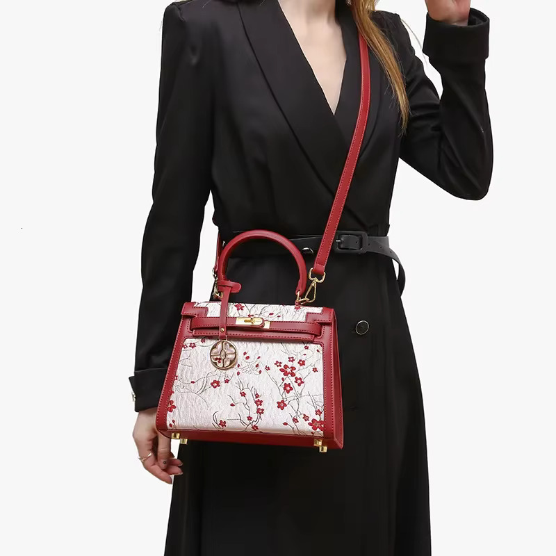 2024 Autumn/Winter New Niche Chinese Style Embroidery Red Bride Wedding Handbag Fashionable Single Shoulder Bag