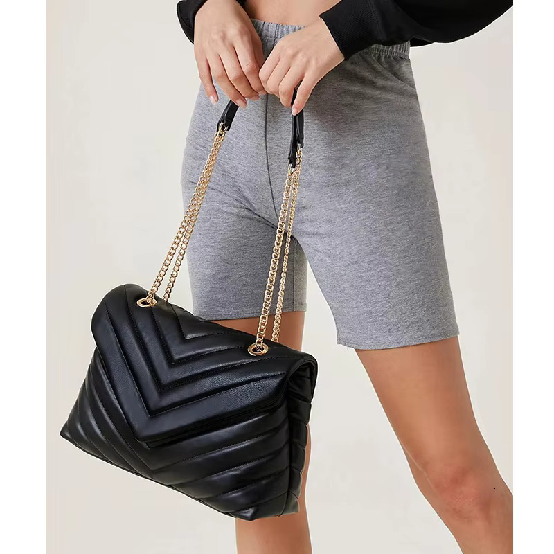 2022 New Casual Crossbody Bags One Shoulder Tote Metal Embroidered Lady's Versatile V Chain Dia Bag