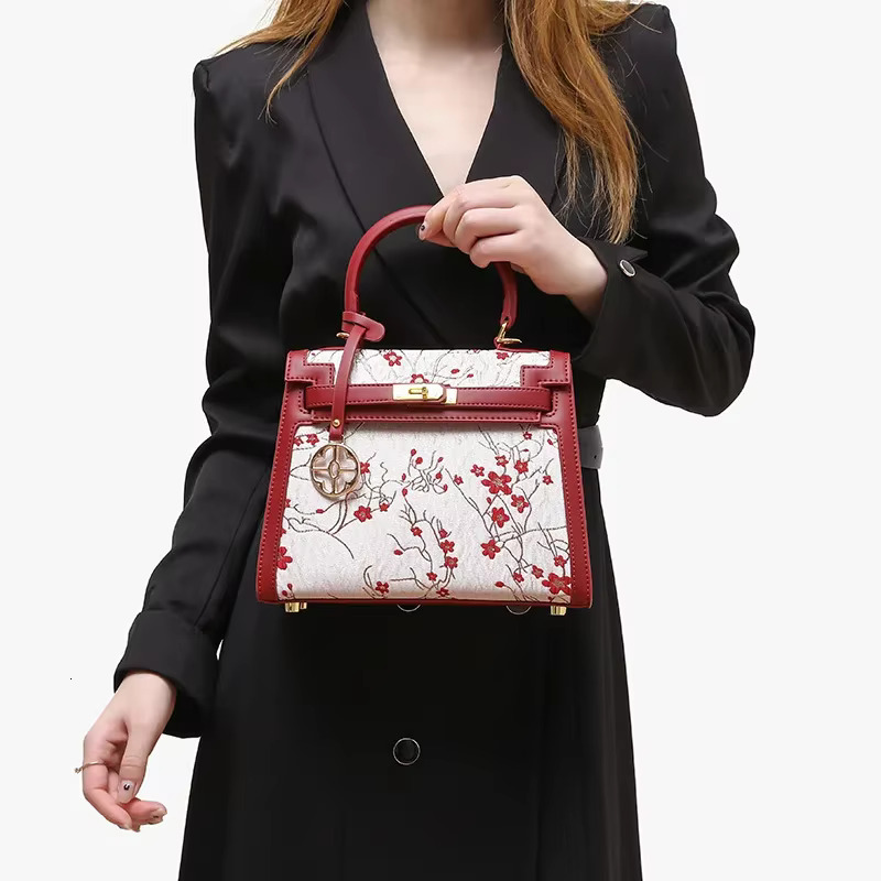 2024 Autumn/Winter New Niche Chinese Style Embroidery Red Bride Wedding Handbag Fashionable Single Shoulder Bag