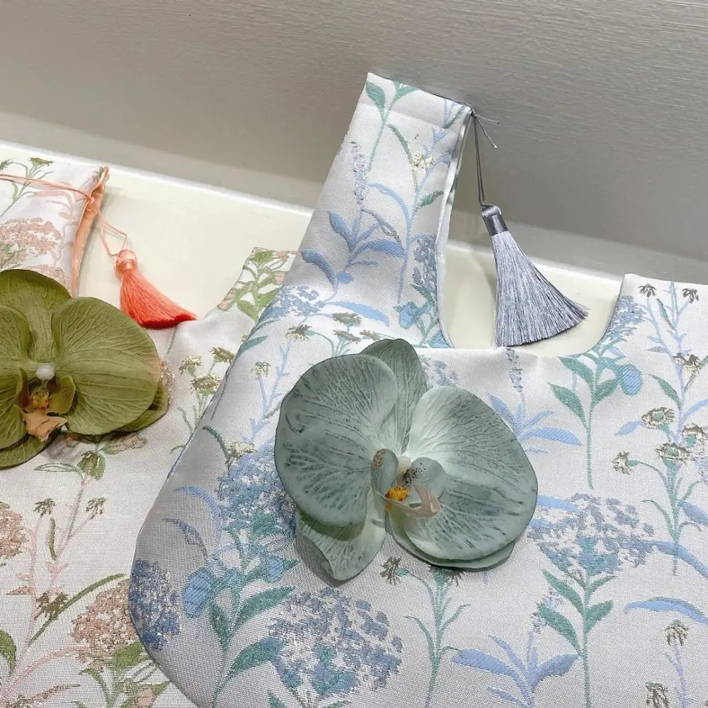 Flower Pendant Lunch Bag Cosmetic Bag Chinese Style Handbag Tassel Knot Wrist Bag Small Item Pouch Cheongsam Accessories 250207