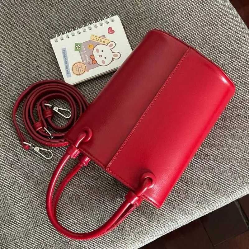 2024 New Fi Bucket Shoulder Bag Fashionable and Elegant Womens Cross body Handbag Womens Handbag Shoulder BagXJ250412