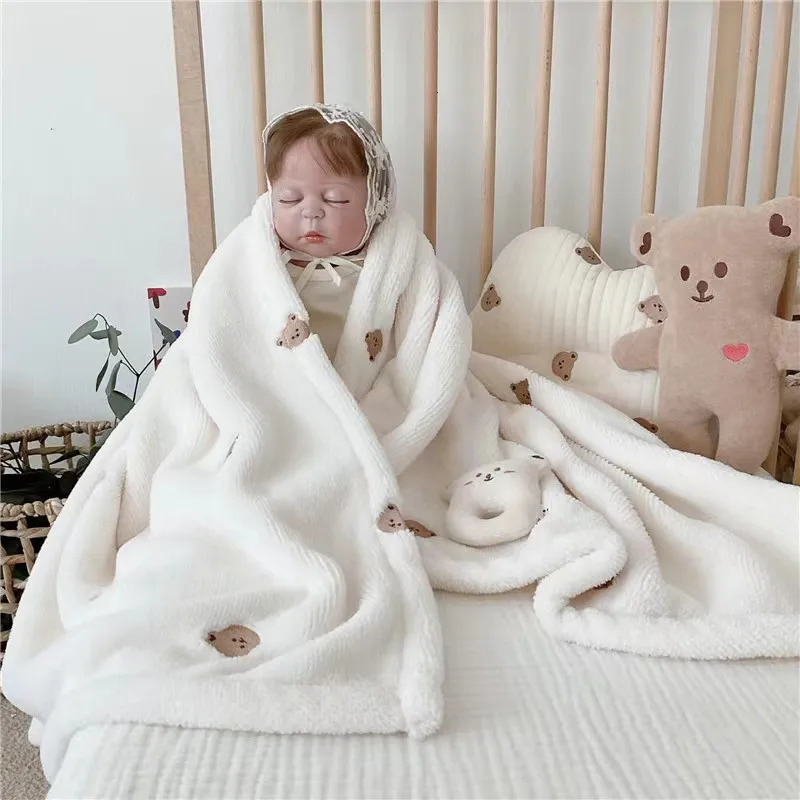 Fleece born Autumn Winter Swaddling Blankets Soft Warm Stroller Cover Bedding Bear Embroidery Babies Accessories 250226
