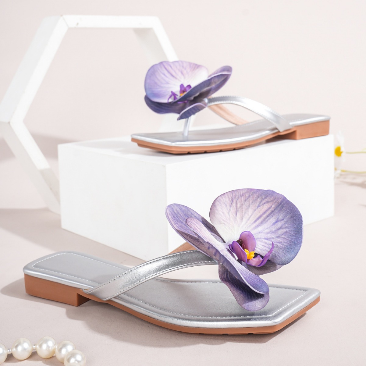 Women's flat slippers simulation flower decorative sandals flip-flops square head silver Middle Eastern and American sandals