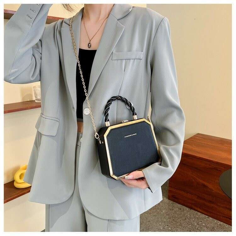 Niche chain design crossbody bag, fashionable high-end women's handbag, simple and versatile, socialite style small square bag