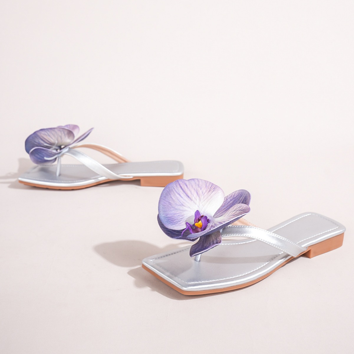 Women's flat slippers simulation flower decorative sandals flip-flops square head silver Middle Eastern and American sandals