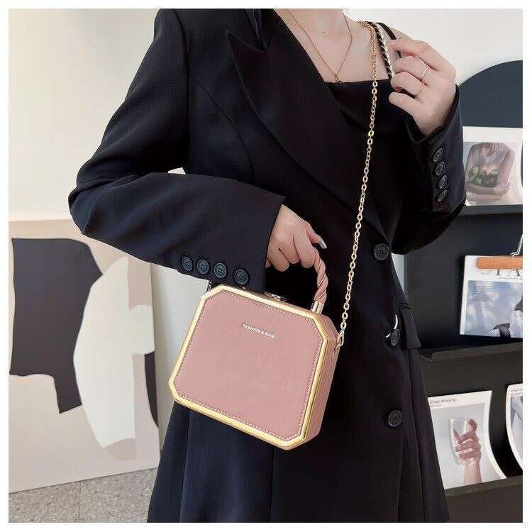 Niche chain design crossbody bag, fashionable high-end women's handbag, simple and versatile, socialite style small square bag