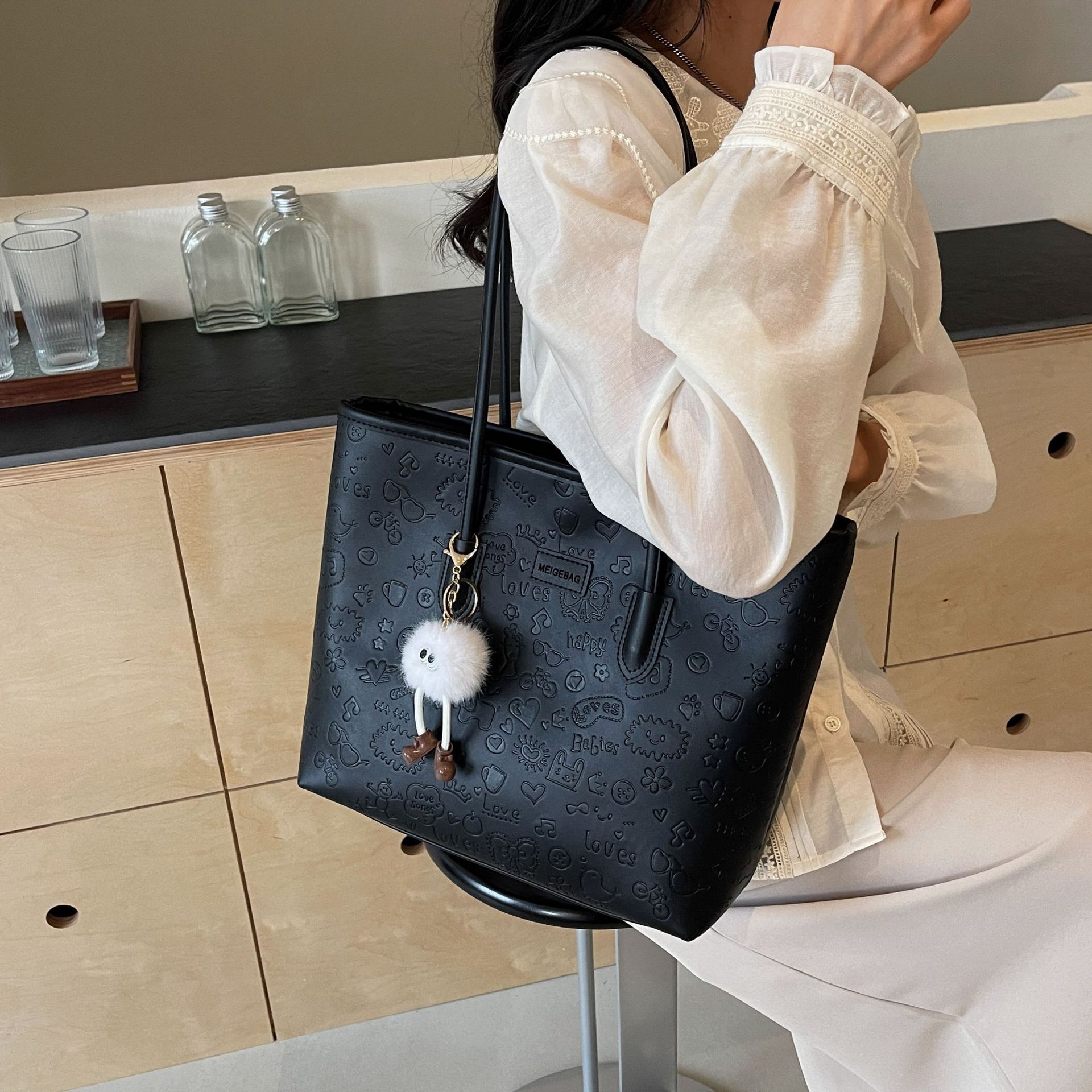 Popular large capacity bag female 2025 new spring summer sense hand bill shoulder bag commuter Tote bag