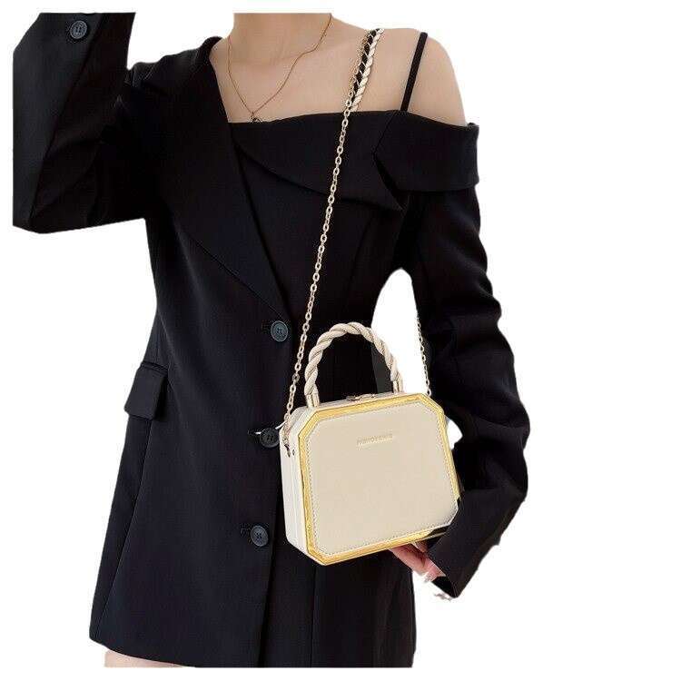 Niche chain design crossbody bag, fashionable high-end women's handbag, simple and versatile, socialite style small square bag